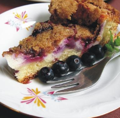Zdjęcie - Jagodowe ciasto z serkiem śmietankowym i kruszonką - Przepisy kulinarne ze zdjęciami