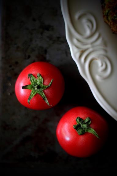 Zdjęcie - Bezglutenowe placuszki z cukinii z sosem pomidorowym - Przepisy kulinarne ze zdjęciami