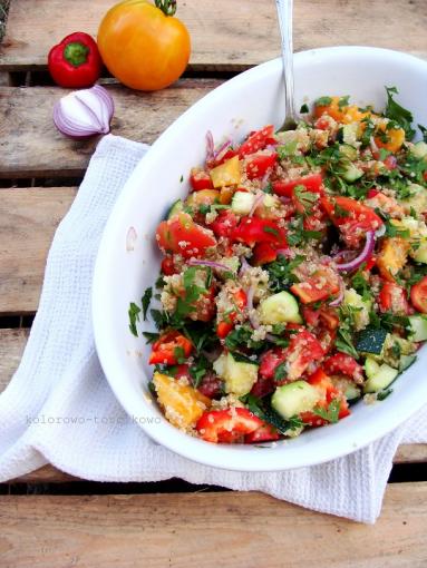 Zdjęcie - Sałatka pomidorowa z quinoa ( komosą ryżową ) - Przepisy kulinarne ze zdjęciami