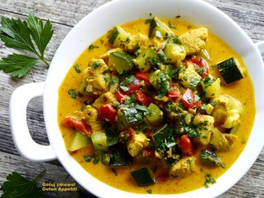 Zdjęcie - Curry z kurczaka z warzywami na ostro - Przepisy kulinarne ze zdjęciami