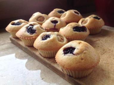 Zdjęcie - Wspomnienie lata – muffinki z jeżynami i białymi malinami - Przepisy kulinarne ze zdjęciami
