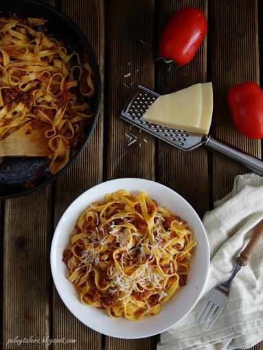 Zdjęcie - Makaron tagliatelle z sosem bolońskim (Tagliatelle con ragù alla bolognese) - Przepisy kulinarne ze zdjęciami