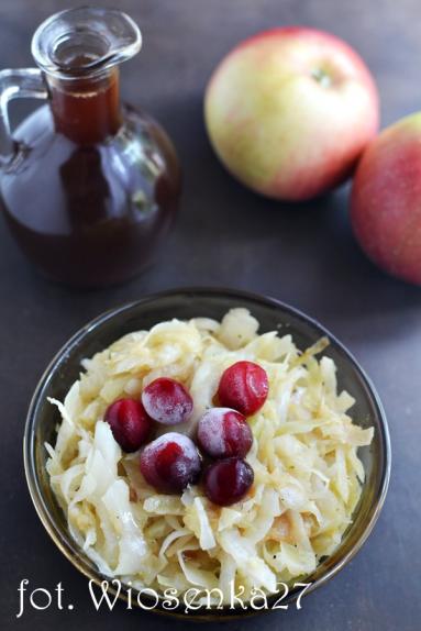 Zdjęcie - Kapusta duszona z jabłkami - Przepisy kulinarne ze zdjęciami