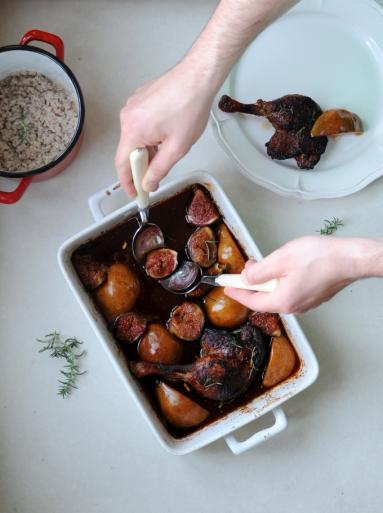 Zdjęcie - Obiady czwartkowe #19: Udka kaczki z gruszkami i figami + kasza jęczmienna - Przepisy kulinarne ze zdjęciami