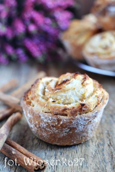 Zdjęcie - Drożdżowe muffinki z jabłkami i cynamonem - Przepisy kulinarne ze zdjęciami