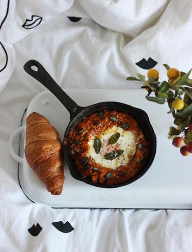 Zdjęcie - Śniadanie do łóżka #200: Dyniowa shakshuka - Przepisy kulinarne ze zdjęciami