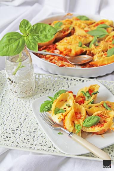 Zdjęcie - Muszelki nadziewane papryką, cukinią i mascarpone w sosie pomidorowym - Przepisy kulinarne ze zdjęciami
