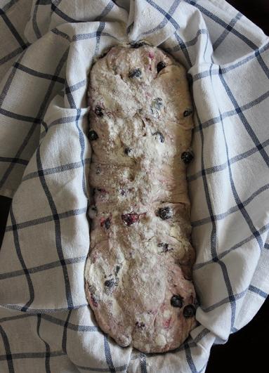 Zdjęcie - Chleb z aronią na zakwasie - Przepisy kulinarne ze zdjęciami