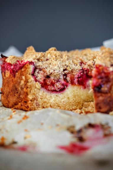 Zdjęcie - Błyskawiczne ciasto ze śliwkami i kruszonką - Przepisy kulinarne ze zdjęciami