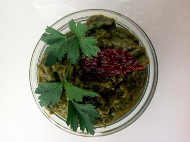 Zdjęcie - Pesto z natki pietruszki i suszonych pomidorów - Przepisy kulinarne ze zdjęciami