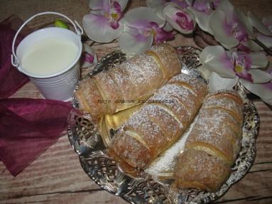 Zdjęcie - Drożdżówki z dżemem wiśniowym - Przepisy kulinarne ze zdjęciami
