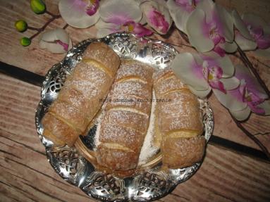 Zdjęcie - Drożdżówki z dżemem wiśniowym - Przepisy kulinarne ze zdjęciami