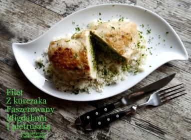 Zdjęcie - Filet z kurczaka faszerowany pesto migdałowo - pietruszkowym - Przepisy kulinarne ze zdjęciami