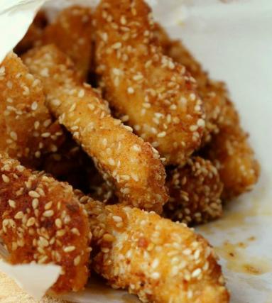 Zdjęcie - Musztardowe paluszki z kurczaka w sezamie - Przepisy kulinarne ze zdjęciami