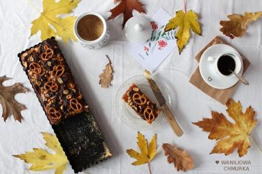 Zdjęcie - Fistaszkowa tarta z solonym karmelem, waniliowym nadzieniem, gorzką czekoladą i precelkami - Przepisy kulinarne ze zdjęciami