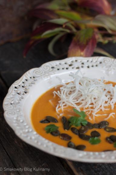 Zdjęcie - Zupa dyniowa z imbirem i prażonym makaronem ryżowym - Przepisy kulinarne ze zdjęciami