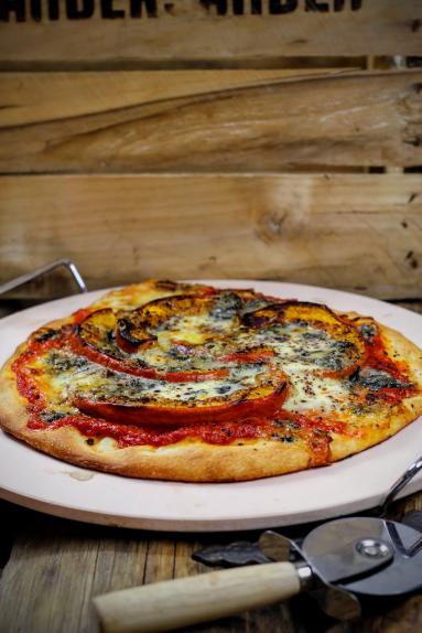 Zdjęcie - Pizza z dynią i gorgonzolą - Przepisy kulinarne ze zdjęciami