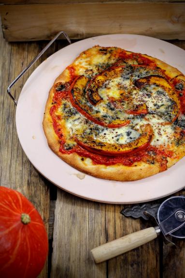 Zdjęcie - Pizza z dynią i gorgonzolą - Przepisy kulinarne ze zdjęciami