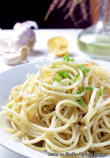 Zdjęcie - SPAGHETTI AGLIO E OLIO - spaghetti z oliwą i czosnkiem - Przepisy kulinarne ze zdjęciami