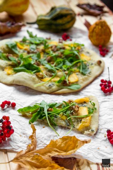 Zdjęcie - Pizza bianca z serem pleśniowym, dynią, rukolą i orzechami włoskimi - Przepisy kulinarne ze zdjęciami