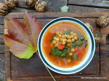 Zdjęcie - Zupa pomidorowa z cieciorką i szpinakiem - Przepisy kulinarne ze zdjęciami
