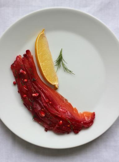 Zdjęcie - Gravlax - łosoś marynowany w burakach - Przepisy kulinarne ze zdjęciami