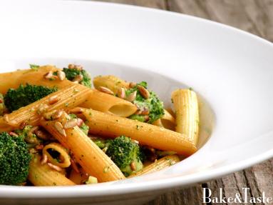 Zdjęcie - Makaron kurczakiem, brokułem i nasionami słonecznika - Przepisy kulinarne ze zdjęciami