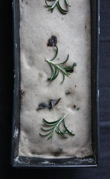 Zdjęcie - Żytni chleb ze śliwkami i rozmarynem na zakwasie - Przepisy kulinarne ze zdjęciami
