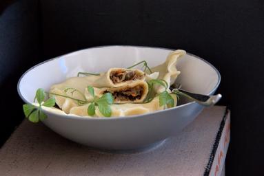 Zdjęcie - Pierogi z boczniakami i kiszoną kapustą duszoną w cydrze - Przepisy kulinarne ze zdjęciami