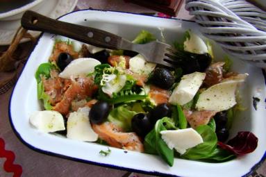 Zdjęcie - Sałatka śródziemnomorska z oliwkami - Przepisy kulinarne ze zdjęciami