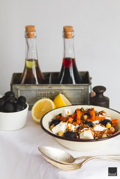 Zdjęcie - Sałatka z kaszy gryczanej z pieczoną marchwią, ciecierzycą i serem feta - Przepisy kulinarne ze zdjęciami