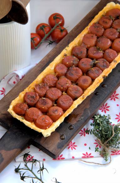 Zdjęcie - Tarta Tatin z pomidorami cherry, rozmarynem i tymiankiem - Przepisy kulinarne ze zdjęciami