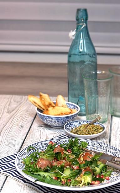 Zdjęcie - Sałatka z serowymi sakiewkami na ciepło - Przepisy kulinarne ze zdjęciami