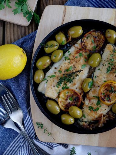 Zdjęcie - Dorsz z cytryną i oliwkami - Przepisy kulinarne ze zdjęciami