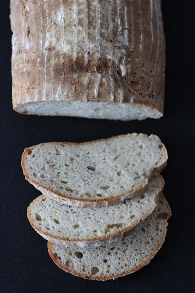 Zdjęcie - Chleb z serkiem wiejskim na zakwasie - Przepisy kulinarne ze zdjęciami