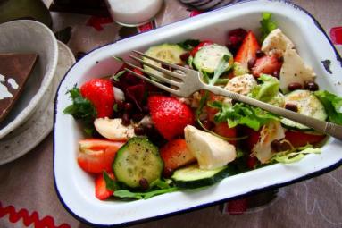 Zdjęcie - Sałatka z truskawkami i fasolką azuki - Przepisy kulinarne ze zdjęciami