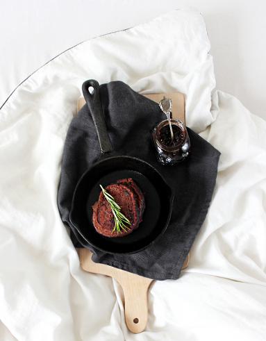 Zdjęcie - Śniadanie do łóżka #208: Buraczano-kakaowe placuszki z rozmarynem - Przepisy kulinarne ze zdjęciami