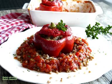 Zdjęcie - Papryka faszerowana mięsem z indyka i kaszą gryczaną w sosie pomidorowym - Przepisy kulinarne ze zdjęciami
