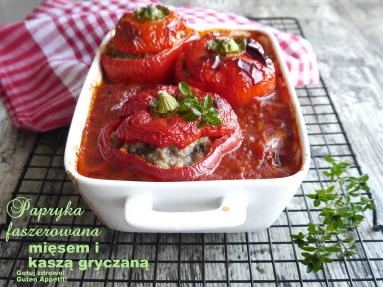 Zdjęcie - Papryka faszerowana mięsem z indyka i kaszą gryczaną w sosie pomidorowym - Przepisy kulinarne ze zdjęciami