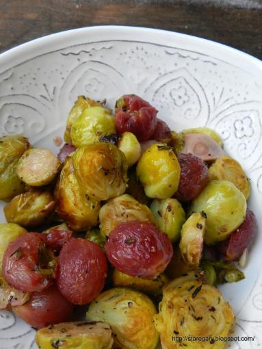 Zdjęcie - Brukselka pieczona z winogronami - Przepisy kulinarne ze zdjęciami