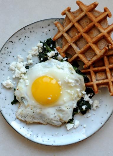 Zdjęcie - Śniadanie do łóżka #209: Pełnoziarniste gofry z jajkiem, fetą i szpinakiem - Przepisy kulinarne ze zdjęciami