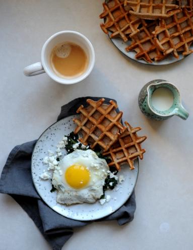 Zdjęcie - Śniadanie do łóżka #209: Pełnoziarniste gofry z jajkiem, fetą i szpinakiem - Przepisy kulinarne ze zdjęciami