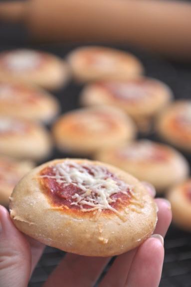 Zdjęcie - Mini pizze przekąska na przyjęcie - Przepisy kulinarne ze zdjęciami