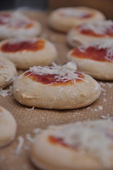 Zdjęcie - Mini pizze przekąska na przyjęcie - Przepisy kulinarne ze zdjęciami