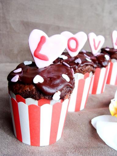 Zdjęcie - Walentynkowe muffiny czekoladowe - Przepisy kulinarne ze zdjęciami