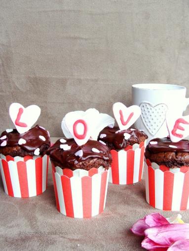Zdjęcie - Walentynkowe muffiny czekoladowe - Przepisy kulinarne ze zdjęciami