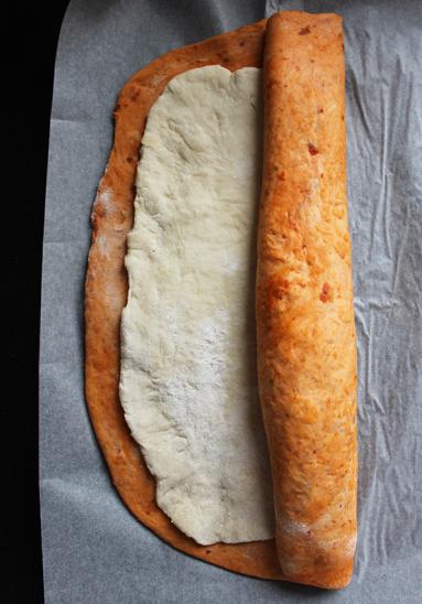 Zdjęcie - Zakręcony chleb z suszonymi pomidorami - Przepisy kulinarne ze zdjęciami