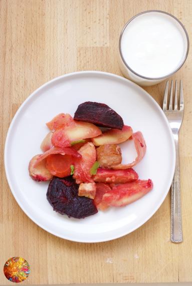 Zdjęcie - Ziemniaki duszone z kiełbaską i warzywami - Przepisy kulinarne ze zdjęciami