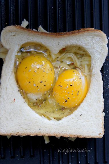 Zdjęcie - Walentynkowe tosty na śniadanie - Przepisy kulinarne ze zdjęciami