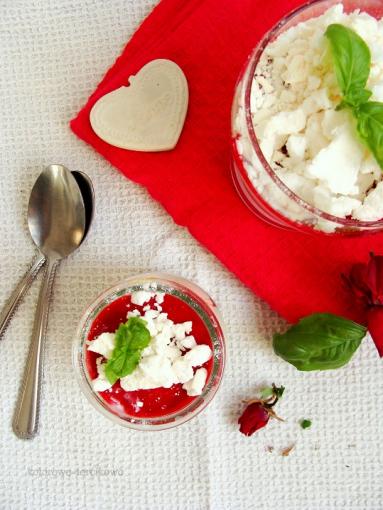 Zdjęcie - Lekki deser jogurtowo-owocowy z bezami - Przepisy kulinarne ze zdjęciami